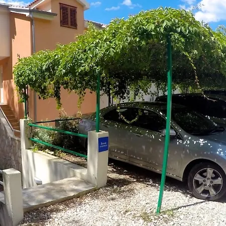 Apartment Dino - Gorgeous Garden Zavala
