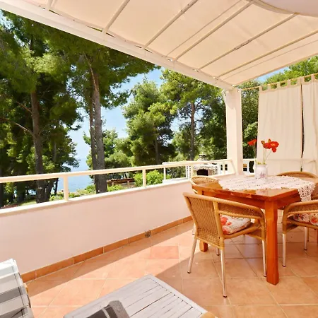 Dino - Gorgeous Garden Apartment
