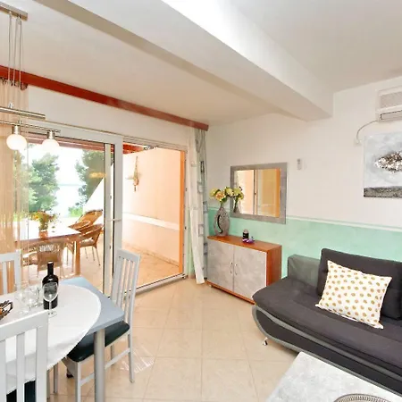 Dino - Gorgeous Garden Apartment Zavala
