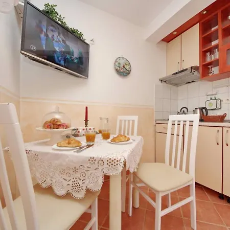 Dino - Gorgeous Garden Apartment
