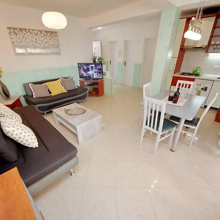 Dino - Gorgeous Garden Apartment Zavala