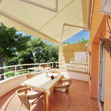 Dino - Gorgeous Garden Apartment *