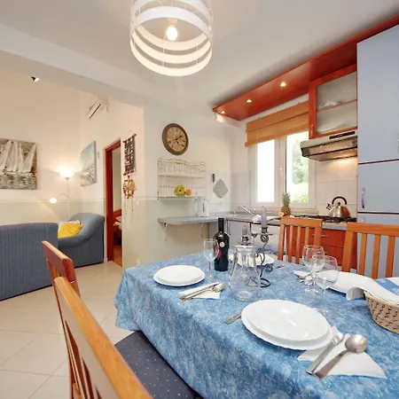 Apartments Dino דירה
